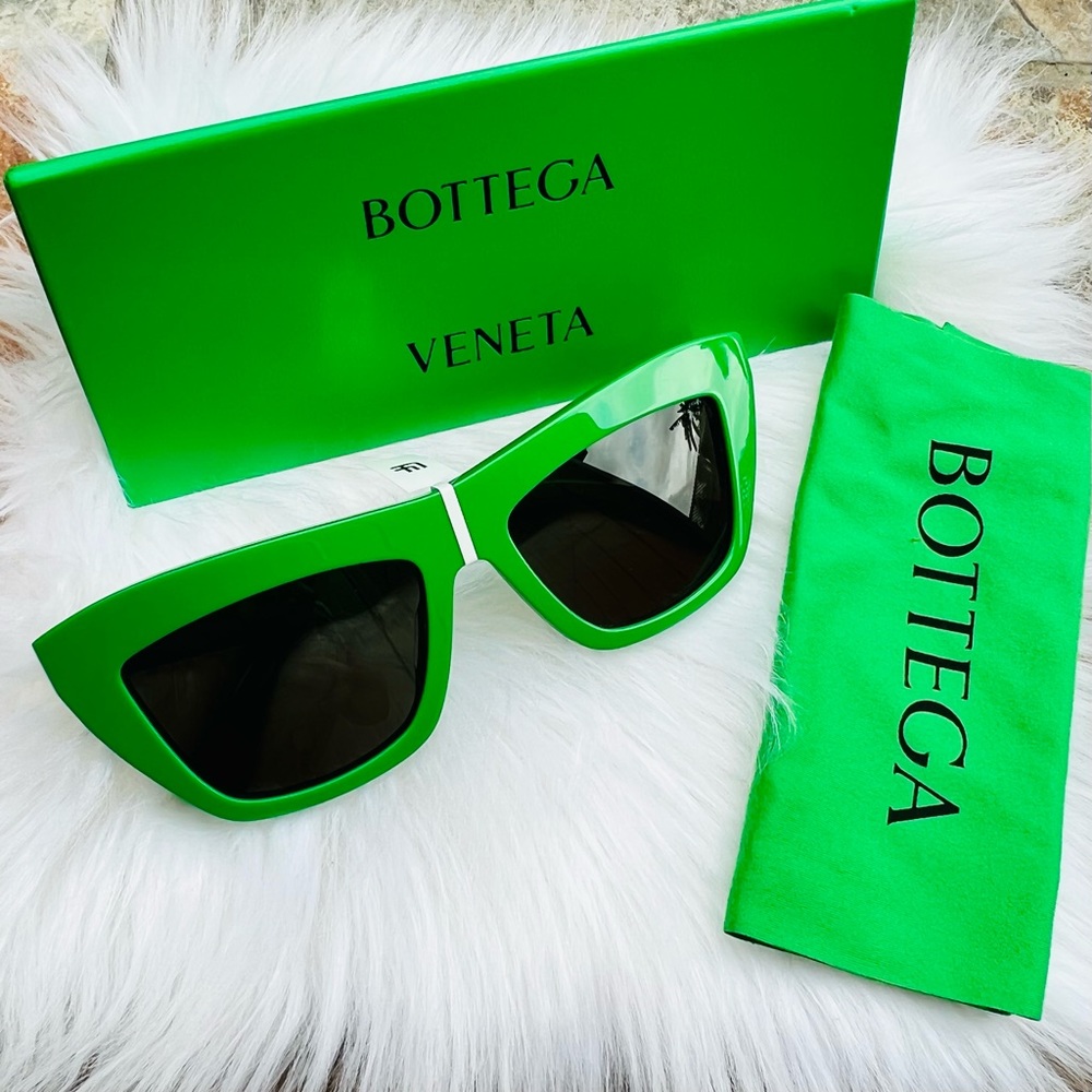 Bottega Veneta Cat Eyes Sunglasses in Green